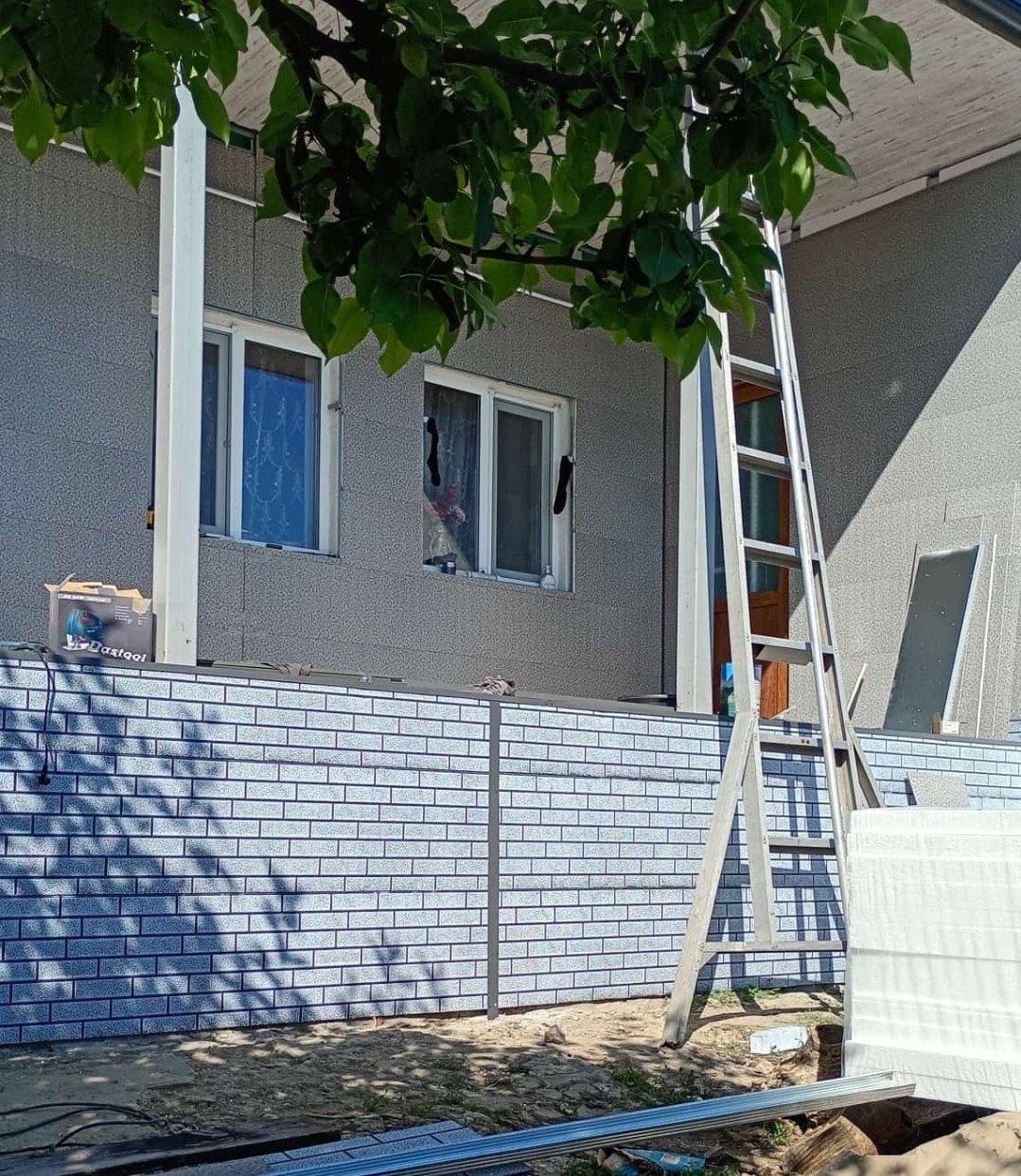 Процесс установки металлических панелей